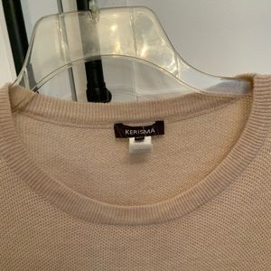 Long sleeved light sweater with side slits and longer back